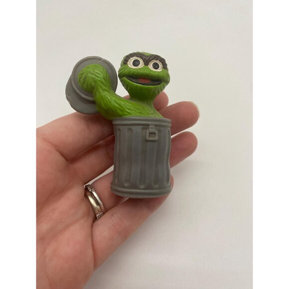 Vintage 80s Tara Toys Sesame Street Oscar the Grouch Figurine - Picture 6 of 9